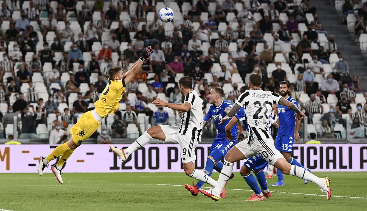 Jual beli serangan terus berlanjut, namun Juventus gagal membuat gol penyama kedudukan hingga perpanjangan waktu. Sehingga Empoli sukses mencuri tiga poin dari Turin di laga ini. (Foto: AP/LaPresse/Fabio Ferrari)