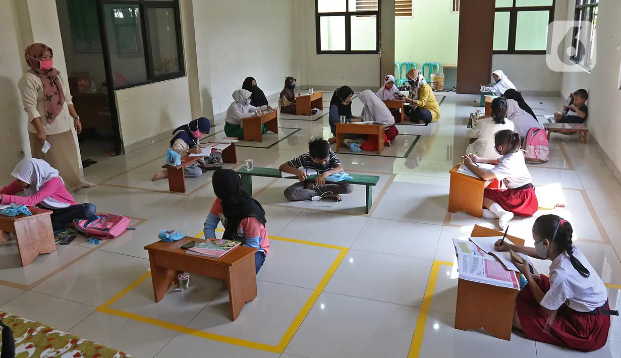 Siswa Manfaatkan Wifi Kelurahan: Siswa belajar di Aula Kelurahan Jatirahayu, Bekasi, Rabu (29/7/2020). Pemerintah Kota Bekasi melalui Kelurahan Jatirahayu menyediakan fasilitas wifi gratis bagi siswa yang terkendala kuota internet dalam kegiatan belajar secara daring. (Liputan6.com/Herman Zakharia)