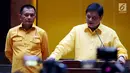 Ketua Umum Partai Golkar Airlangga Hartarto (kanan) didampingi Sekjen Partai Golkar Letnan Jenderal Purnawirawan Lodewijk Freidrich Paulus (kiri) mengumumkan struktur kepengurusan baru Golkar di Slipi, Jakarta, Senin (22/1). (Liputan6.com/JohanTallo)