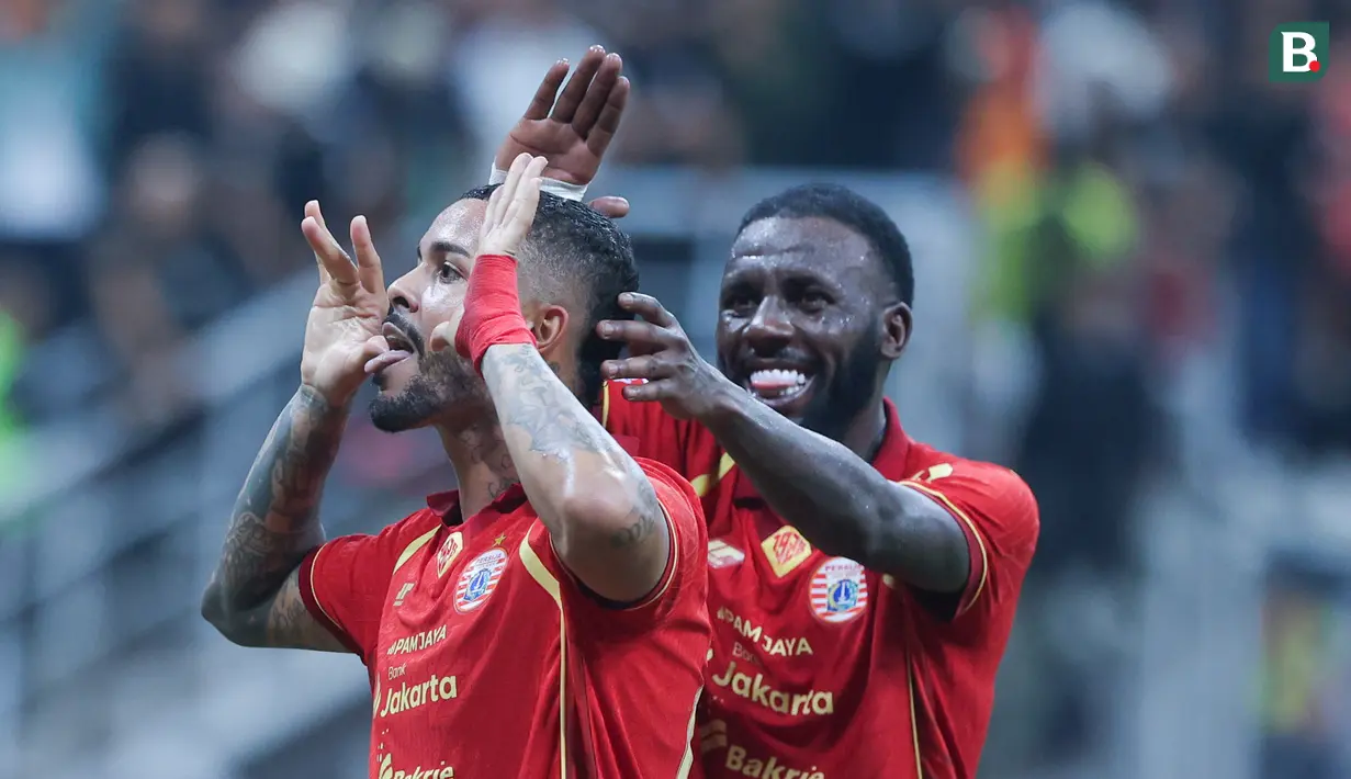 Pemain Persija Jakarta, Maxwell, bersama Allano berselebrasi setelah mencetak gol ke gawang Persita Tangerang dalam laga pekan pertama BRI Super League 2025/2026 di Jakarta International Stadium (JIS), Minggu (10/8/2025) malam WIB. (Bola.com/M Iqbal Ichsan)