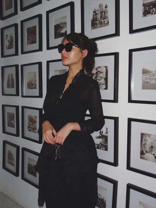 Amanda tampil dengan kebaya lengan panjang hitam sambil membawa mini bag mikronya. Ia juga tampil dengan kacamata hitamnya, rambutnya diikat ke belakang. [@amandamanopo]