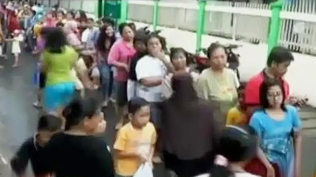 Warga Jakarta Antre Daging Murah Mengular hingga 1 Km