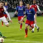 Aaron Ramsey mengecoh kiper CSKA Moscow dan mencetak gol pada leg kedua Liga Europa di CSKA Arena, Russia, (12/3/2018). Arsenal lolos ke Semifinal dengan agregat gol 6-3. (AP/Alexander Zemlianichenko)