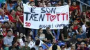 Suporter AS Roma membentangkan spanduk bertuliskan ucapan selamat ulang tahun kepada Francesco Totti saat menyaksikan laga AS Roma kontra Hellas Verona di Stadion Olimpiade, Roma (27/9/2014). (REUTERS/Tony Gentile)