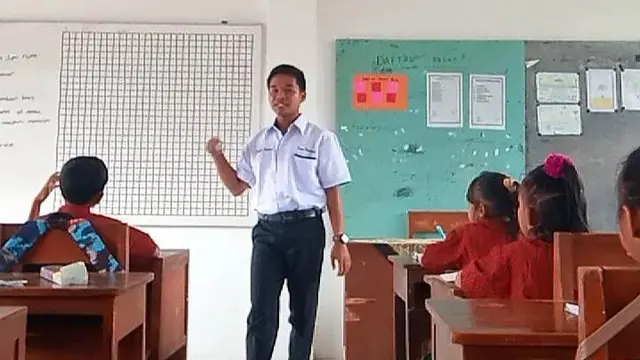 Perjuangan Pelajar SD di PALI Kibarkan Bendera di Tengah Tingginya Banjir