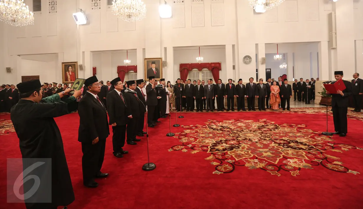 Presiden Jokowi memimpin pelantikan lima menteri baru dan satu Sekretaris Kabinet di Istana Negara, Jakarta, Rabu (12/8/2015). Presiden Jokowi  me-reshuffle sejumlah menteri Kabinet Kerja sekaligus melantik menteri baru. (Liputan6.com/Faizal Fanani)