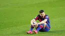 Bek Barcelona, Jordi Alba, tampak kecewa usai ditaklukkan Granada pada laga Liga Spanyol di Stadion Camp Nou, Jumat (30/4/2021). Barcelona takluk dengan skor 1-2. (AP/Joan Monfort)