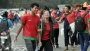 Ada pula suporter perempuan yang menggandeng pasangan untuk menonton tim asuhan Indra Sjafri sekaligus bermalam Minggu (Liputan6.com/Helmi Fithriansyah)