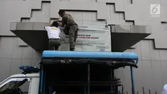Petugas Satpol PP menyegel Diskotek Exotic dengan memasang banner penutup di Mangga Besar, Jakarta, Kamis (19/4). Pemprov DKI menutup Diskotek Exotic setelah ditemukan pengunjung yang meninggal diduga akibat overdosis narkoba. (Liputan6.com/Arya Manggala)