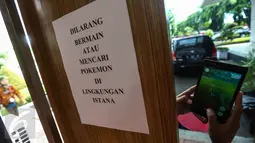 Larangan bermain game virtual Pokemon Go tertempel di pintu masuk ruangan pers, di lingkungan Istana Negara, Jakarta, Rabu (20/7). Pihak Istana Kepresidenan mulai menerbitkan larangan bermain Pokemon Go di area Istana. (Liputan6.com/Faizal Fanani)