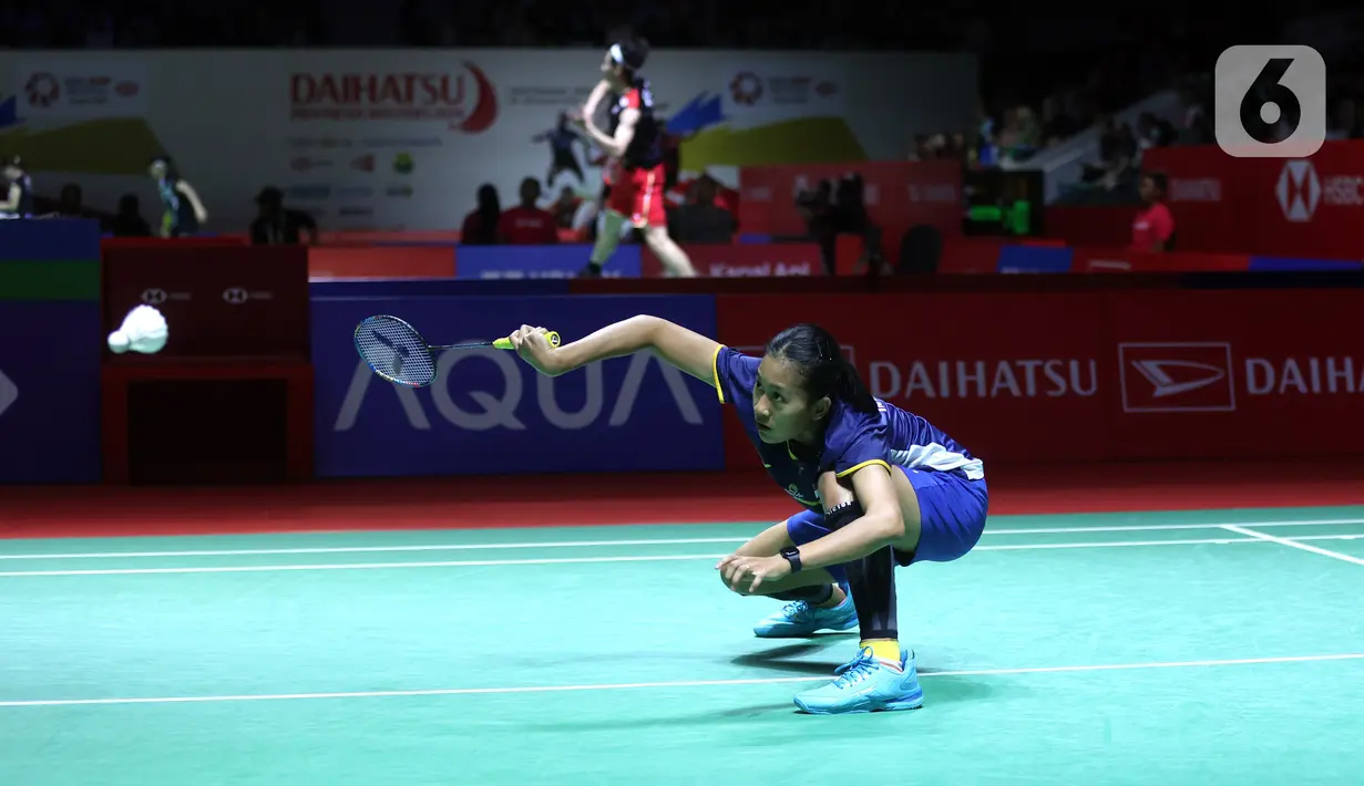 Setelah imbang dengan skor 11-11, Nidaira sempat terlihat pegang kendali meski Putri setelah itu berhasil mengejar dan membuat skor kembali imbang di kedudukan 19-19. Persaingan kian alot, tapi Putri akhirnya kalah 20-22. (Bola.com/M. Iqbal Ichsan)