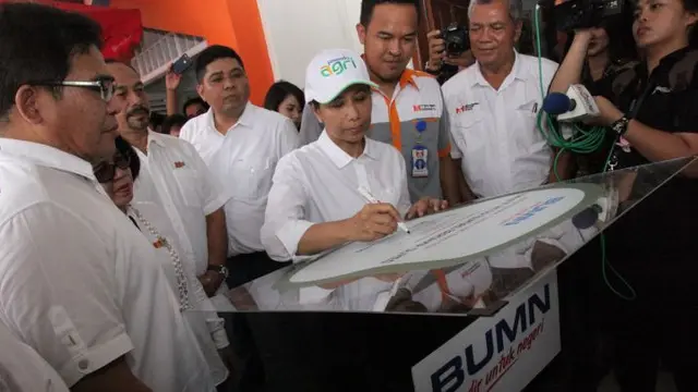 Menteri BUMN Rini Soemarno meresmikan Mitra Badan Usaha Milik Desa Bersama (MBB) di bawah binaan Telkom Indonesia di Kecamatan Sliyeg, Kabupaten Indramayu, Jawa Barat. (Ilyas/Liputan6.com)