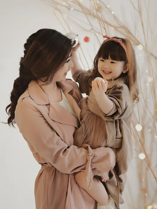 Lebih lanjut ia mengatakan, banyak orang yang berada di frekuensi yang sama. Seperti orangtua, teman, saudara, bahkan followernya. Mereka menanyakan tentang kehadiran anak selanjutnya. (Instagram/frandaaa87)