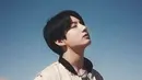 Ini merupakan foto yang diambil saat Jungkook melakukan syuting video musik "Yet To Come" untuk album BTS yang terbaru; PROOF. Di sini, Jungkook tampil kasual dengan bomber jacket bercorak abstrak, untuk melapisi kaus hitam polosnya. Anting, kalung, dan sunglasses melengkapi penampilannya sebagai statement yang menarik. Foto: Instagram.