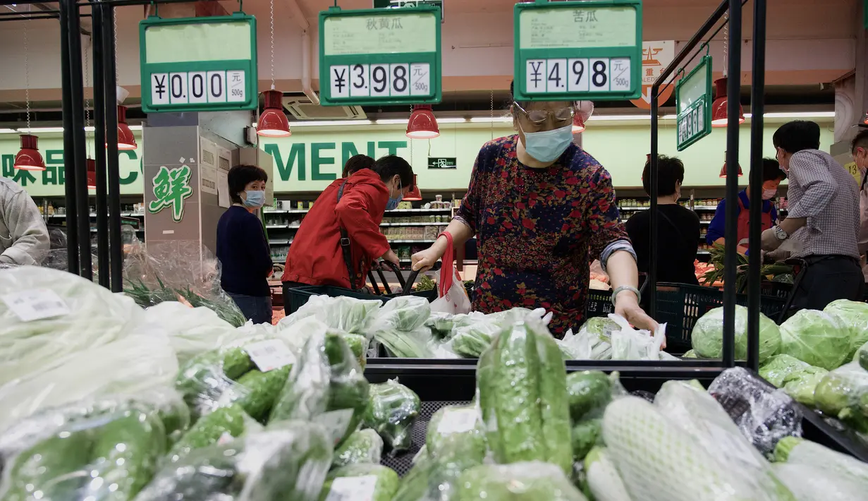<p>Orang-orang membeli makanan dan kebutuhan rumah tangga di sebuah supermarket di Beijing pada 25 April 2022. Kekhawatiran penguncian Covid memicu pembelian panik dan antrean panjang untuk pengujian massal di Beijing pada 25 April ketika otoritas China bergegas untuk membasmi wabah di ibu kota. (AFP/Noel Celis)</p>