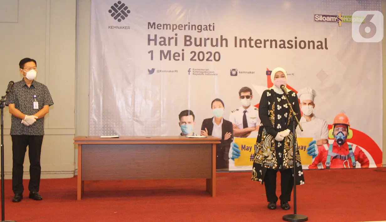Menaker Ida Fauziah didampingi Pendiri Yayasan Pendidikan Pelita Harapan James Riady memberi sambutan pada acara sumbangan 1000 rapid test untuk para pekerja dan buruh di Gedung Kemenaker, Jumat (1/5/2020). Rapid test diadakan 4 gelombang. (Liputan6.com/Fery Pradolo)