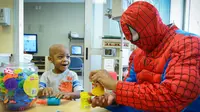 Bukan dengan pertarungan sengit melawan penjahat, superhero Spiderman melakukan aksi seru menghibur anak-anak di rumah sakit. 