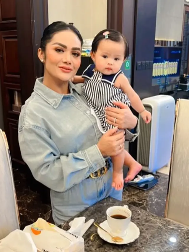 Krisdayanti momong Ameena (Instagram/krisdayantilemos)