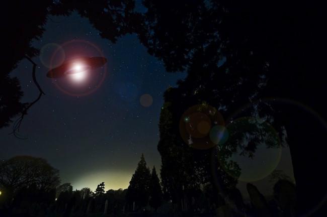 Ilustrasi UFO di tengah malam. (Sumber Pixabay/photovision via Creative Commons)