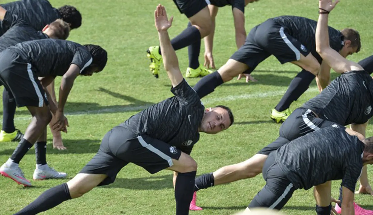 Bek AS Roma, Vasilis Torosidis (tengah) melakukan pemanasan saat sesi latihan di Trigoria, Roma, Italia (15/9/2015). AS Roma akan menantang Barcelona di leg pertama penyisihan Grup E Liga Champions. (AFP PHOTO/ANDREAS Solaro)