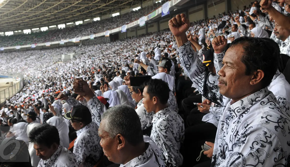 Ribuan guru dari sejumlah daerah menghadiri peringatan HUT Persatuan Guru Republik Indonesia (PGRI) ke-70 di SUGBK, Jakarta, Minggu (13/12/2015). Para guru kecewa karena Presiden jokowi tidak hadir di acara tersebut. (Liputan6.com/Johan Tallo)