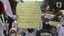 Aliansi Mahasiswa dari berbagai universitas melakukan aksi jalan kaki menuju Gedung MPR/DPR/DPD untuk menyuarakan aspirasi, Senin (11/4/2022). Dalam aksinya, mereka menuntut penurunan harga bahan pangan, menolak isu perpanjangan masa jabatan Presiden. (Liputan6.com/Helmi Fithriansyah)
