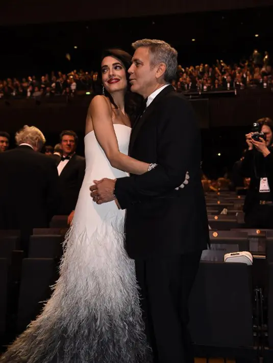 Tersiar kabar, Amal telah mempekerjakan banya pengawal pribadi untuk menjaga keamanan anak-anaknya di uar rumah. Dalam setahun, ia rela menghabiskan uang sebanyak Rp 4,2 miliar. (AFP/Bintang.com)