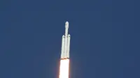 Roket Falcon Heavy meluncur dalam sebuah penerbangan uji coba di Kennedy Space Center di Florida (6/2). Roket dengan tinggi 70 meter itu dirancang untuk membawa muatan hampir 141.000 pon (64 metrik ton) ke orbit. (Red Huber / Orlando Sentinel via AP)