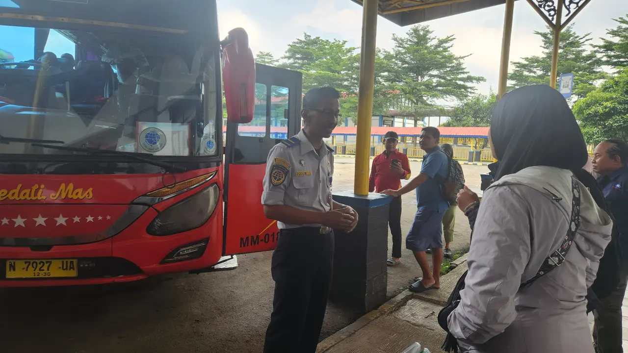 Sejumlah penumpang memanfaatkan transportasi bus memanfaatkan libur Nataru melalui Terminal Jatijajar, Depok.