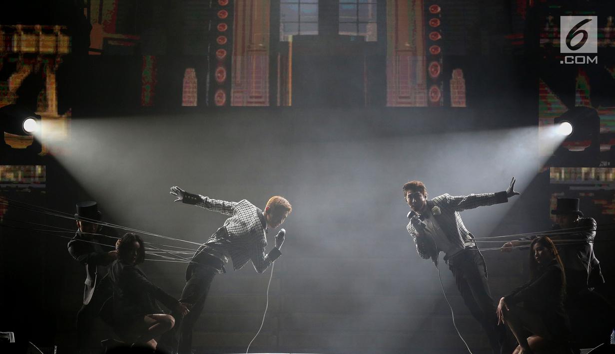 TVXQ tampil menghibur penonton saat konser perdana bertajuk Circle di ICE BSD, Tangerang, Sabtu (31/8/2019). Boyband TVXQ dengan personel Shim Changmin dan U-Know Yunho membawakan 20 lagu dihadapan penggemarnya yang akrab disapa Cassiopeia. (Liputan6.com/Fery Pradolo)