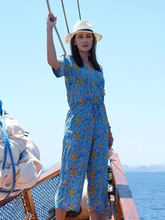 Meski tak  menunjukan tubuhnya yang seksi dengan busana yang terbuka, style Luna Maya tetap memukau. Seperti saat memakai jumpsuit bermotif bunga-bunga yang satu ini. Semakin modis, Luna memakai topinya. (Instagram/lunamaya)