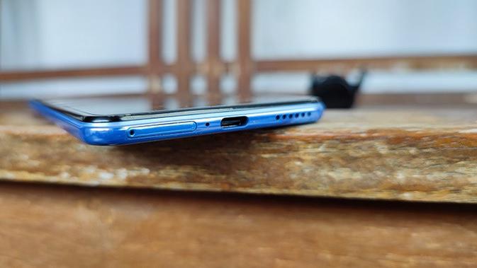 Penampakan Xiaomi Mi 11 Lite. (Liputan6.com/Agustinus M. Damar)
