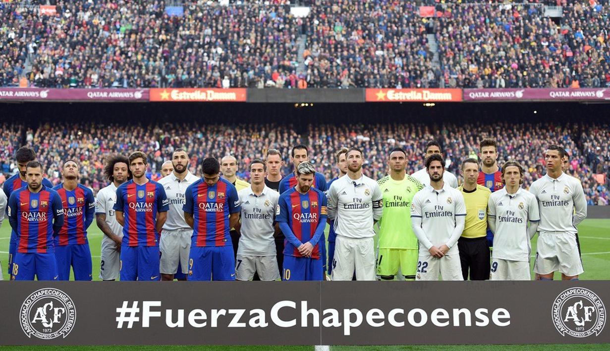 Pemain Barcelona dan Real Madrid berdoa untuk para anggota klub Chapecoense yang menjadi korban kecelakaan pesawat sebelum bertanding pada laga La Liga, di Stadion Camp Nou, Sabtu (3/12/2016). (AFP/Lluis Gene)