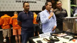 Resmob Polda Metro Jaya menggelar hasil tangkapan Enam tersangka begal truk bermuatan di pinggir tol Jakarta saat gelar barang bukti di Polda Metro Jaya, Jakarta, Selasa (17/3/2015).(Liputan6.com/Johan Tallo)