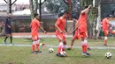 Ambrizal Umanailo, Vava Yagalo, Sutanto Tan tengah berlatih mengotrol bola pada sesi latihan jelang laga melawan Persib Bandung di Bandung, Sabtu (16/7/2016). (Bola.com/Nicklas Hanoatubun)