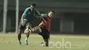 Pemain Arema, Adam Alis, berebut bola dengan Ferry Aman Saragih saat menggelar latihan jelang lawan Persija di Stadion Patriot, Bekasi, Rabu, (31/05/2017). Arema siap mencuri poin di kandang Persija. (Bola.com/M Iqbal Ichsan)