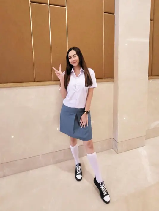 Pelantun lagu Mari Bercinta ini sukses bikin warganet terpesona. Aura Kasih terlihat menawan seperti tidak memperlihatkan ia sudah menjadi seorang ibu. Foto Aura Kasih pakai seragam SMA pun banjir like dan komentar. (Liputan6.com/IG/aurakasih)