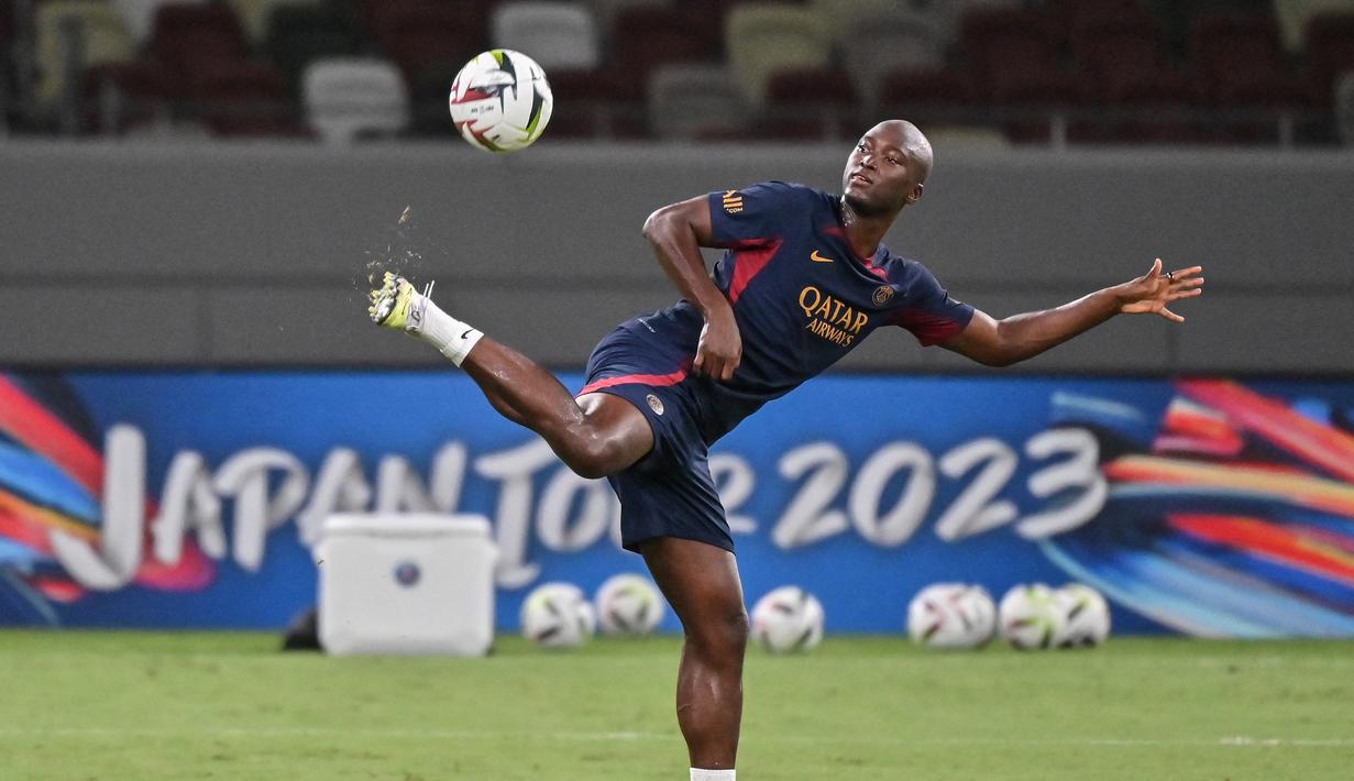 Pertama, melawan Al Nass, PSG bermain imbang 0-0. Terkini, melawan Cerezo Osaka, mereka kalah 2-3. (AFP/Richard A. Brooks)