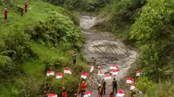 Jelang peringatan Hari Ulang Tahun (HUT) ke-80 Republik Indonesia, sejumlah personel Basarnas mengikuti upacara pengibaran bendera Merah Putih di Watu Kemloso, Yogyakarta, pada 13 Agustus 2025. (DEVI RAHMAN/AFP)