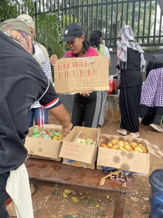 5 Potret Dukungan Masyarakat saat Demo Putusan MK, Ada Makanan Hingga Ojol Gratis