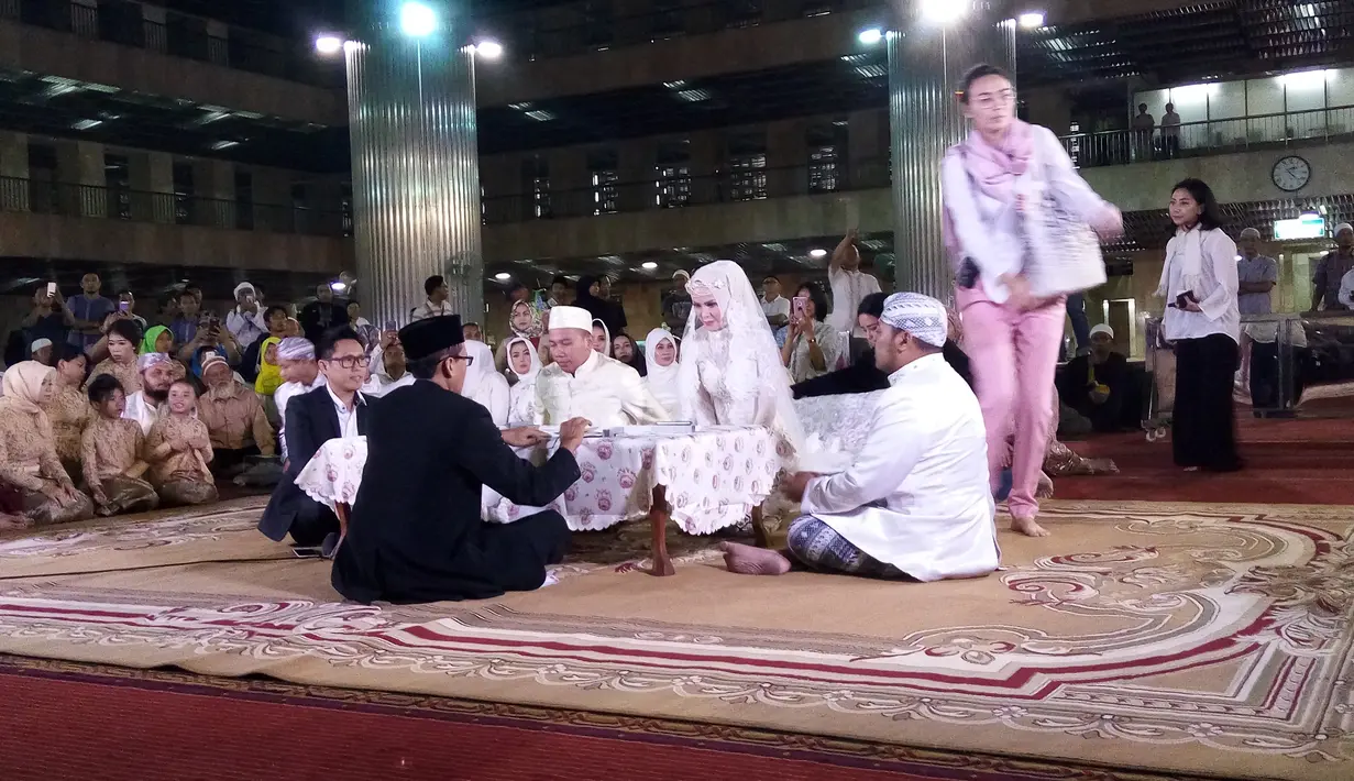 "Saya terima nikahnya dan kawinnya Angel Lelga binti Mikun Michael dengan maskawinnya tersebut tunai," ucap Vicky Prasetyo dengan lantang satu helaan napas. (Nurwahyunan/Bintang.com)