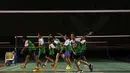 Siswa MILO School Competition 2015, mendapatkan pelatihan fisik dari juara ganda putra Olimpiade Atlanta 1996, Rexy Mainaky di Gedung Pelatnas PBSI, Cipayung, Rabu (25/11/2015). (Bola.com/Nicklas Hanoatubun)