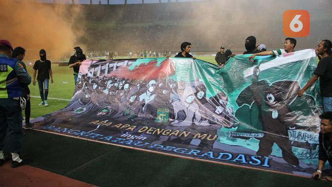 Laga Persebaya Surabaya Vs PSS Sleman di Stadion Gelora Bung Tomo, Surabaya, Selasa (29/10/2019), diwarnai kericuhan. (Bola.com/Aditya Wany)