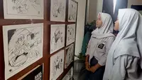 Para pelajar mengunjungi pameran kartun antikorupsi di Balai Kota Malang, Jawa Timur (Liputan6.com/Zainul Arifin)
