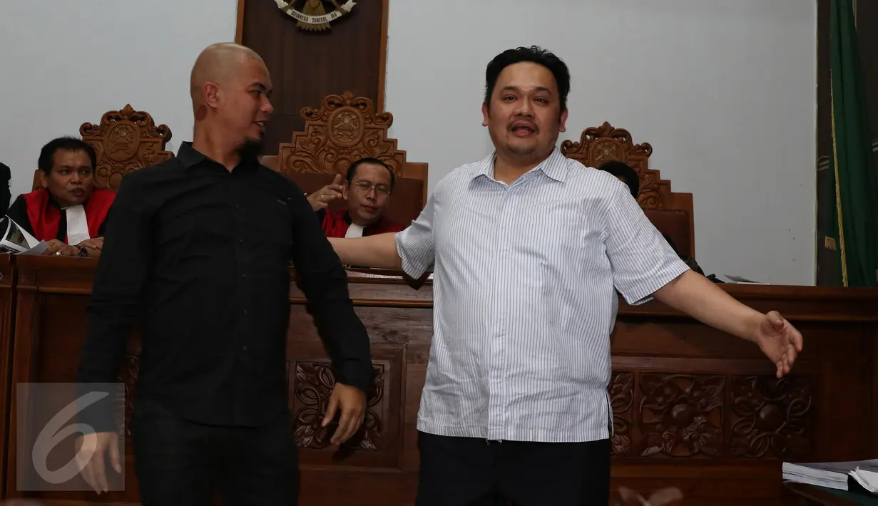 Musisi Ahmad Dhani dan Farhat Abbas seusai menjalani sidang lanjutan kasus pencemaran nama baik yang dilayangkan Ahmad Dhani di Pengadilan Negeri Jakarta Selatan, Kamis (19/11). Sidang menghadirkan Ahmad Dhani sebagai saksi. (Liputan6.com/Herman Zakharia)