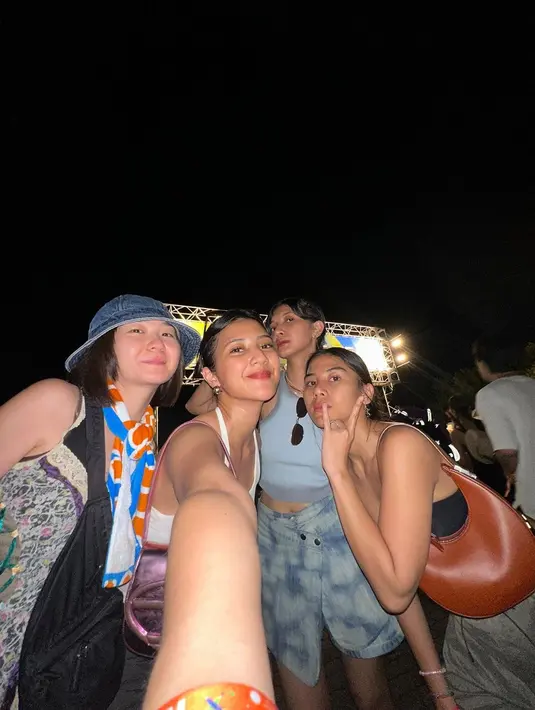 Tidak hanya keliling Jepang, Sheila Dara, Fita Anggriani dan Adinda Thomas juga menonton konser Summer Sonic 2023 yang diselenggarakan di Tokyo. Ketiganya menikmati jalannya konser hingga malam hari. Mereka tampil cantik dengan gaya masing-masing. (Liputan6.com/IG/@adindathomas)