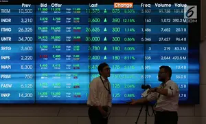 Pekerja bercengkerama di depan layar pergerakan Indeks Harga Saham Gabungan (IHSG) di BEI, Jakarta, Rabu (16/5). IHSG ditutup naik 3,34 poin atau 0,05 persen ke 5.841,46. (Liputan6.com/Angga Yuniar)