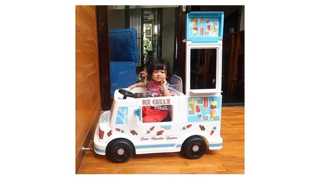 Anak Artis Ini Punya Mobil Mainan Mahal dan Mewah