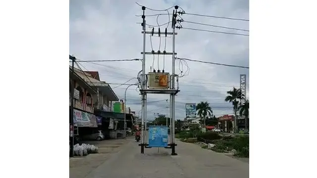 6 Potret Tiang Listrik Berada di Tengah Jalan, Bikin Bingung Mau Lewat