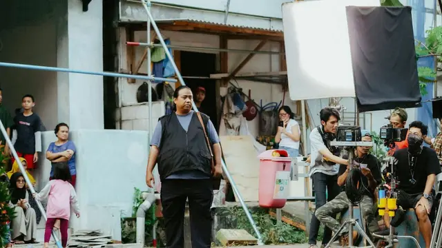 Deddy Sulaiman bermain sebagai jurnalis di film The Parcel.